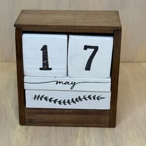 Decocrated Wooden White Block Changeable Desk Calendar